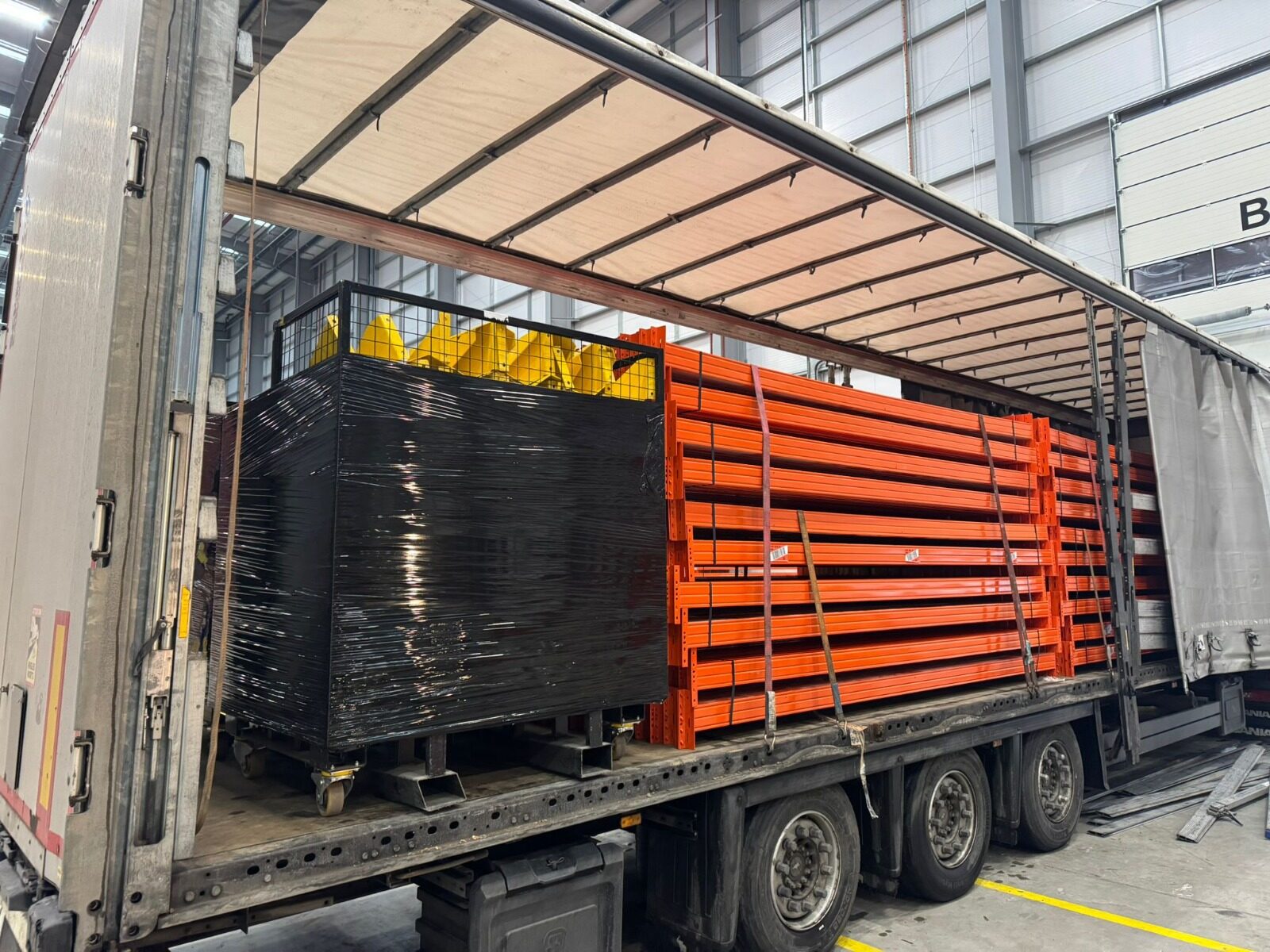 Heavy industrial pallet rack