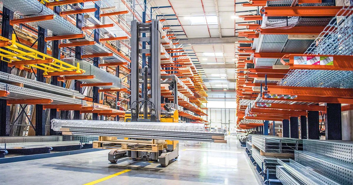 Zware draagarmstelling met stalen buizen en profielen opgeslagen