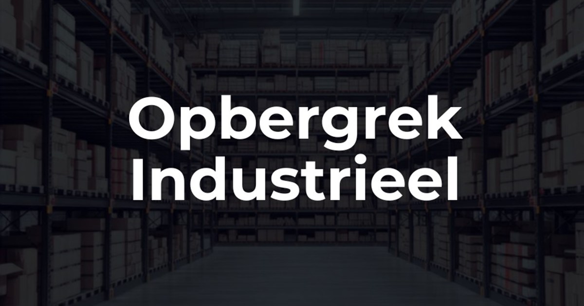 Industrieel opbergrek met metalen legborden in een werkplaats