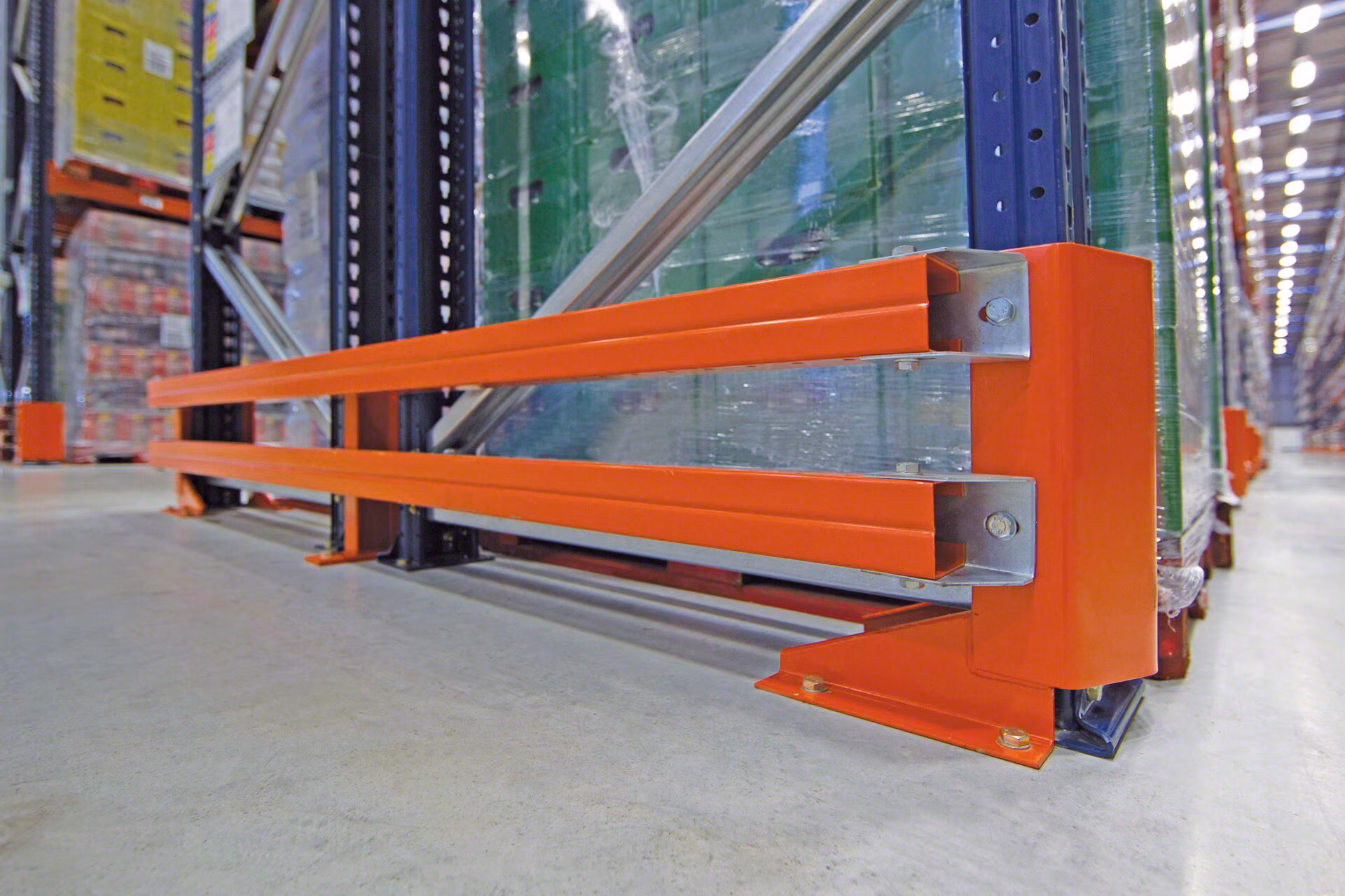 Mecalux stellingbescherming stootpalen magazijn
