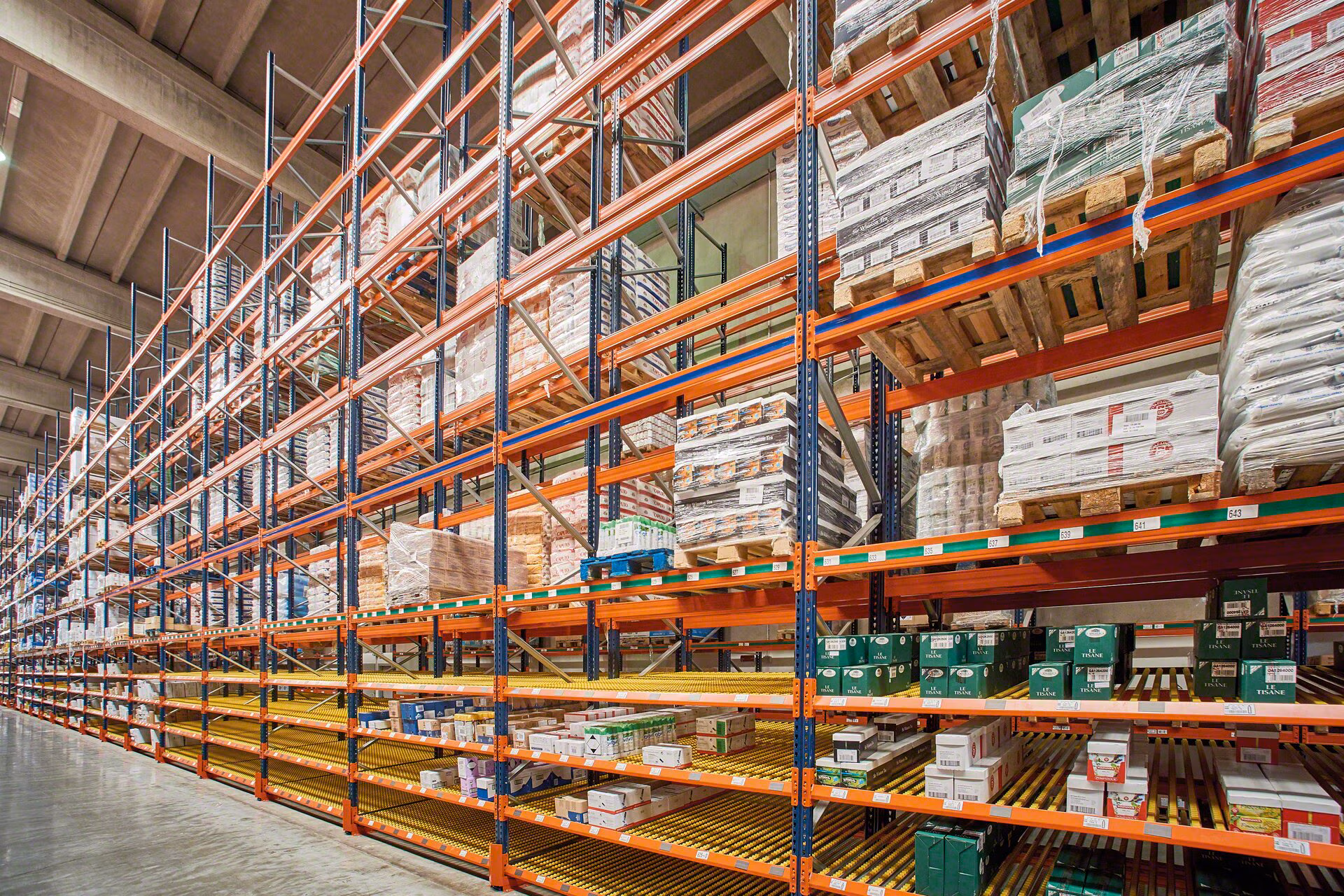 Mecalux doorrolstelling FIFO picking distributiecentrum