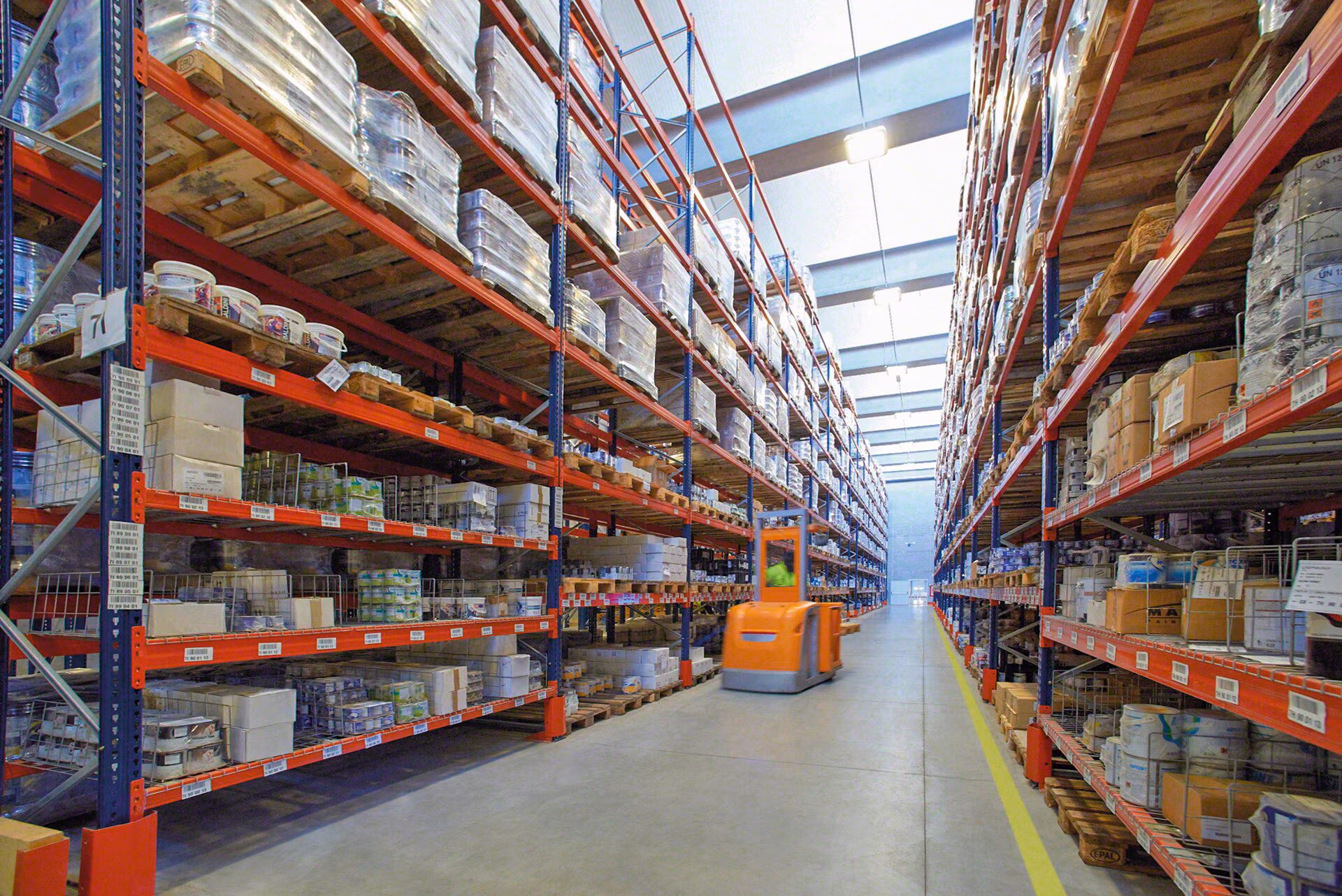 Mecalux palletstellingen orderpicking distributiecentrum