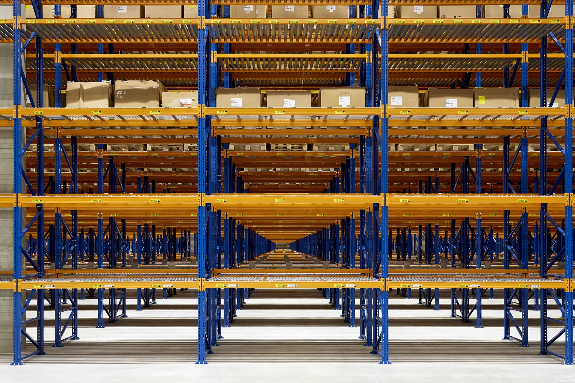 Nedcon palletstellingen Federal-Mogul project &mdash; hoog magazijn