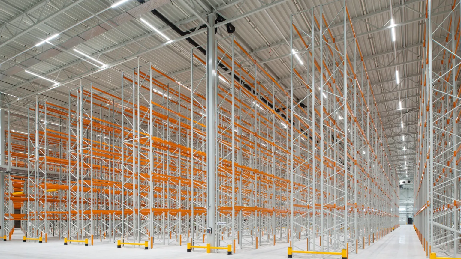 Nedcon stellingen Plus Deventer distributiecentrum