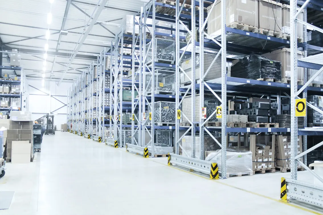 SSI Sch&auml;fer palletstellingen met blauwe liggers RAL 5010
