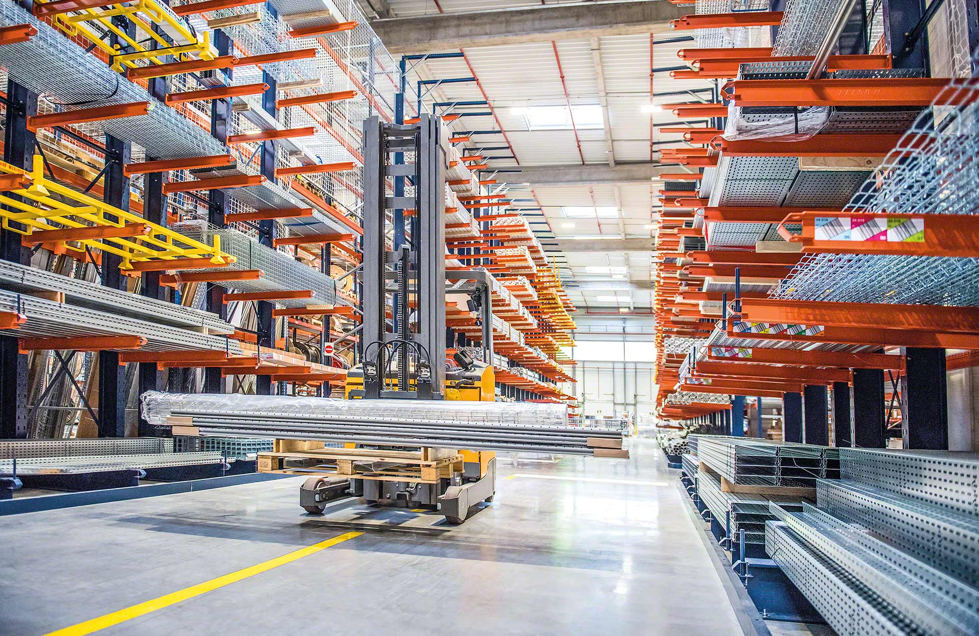 Cantilever racking warehouse Belgium — MagazijnService.be